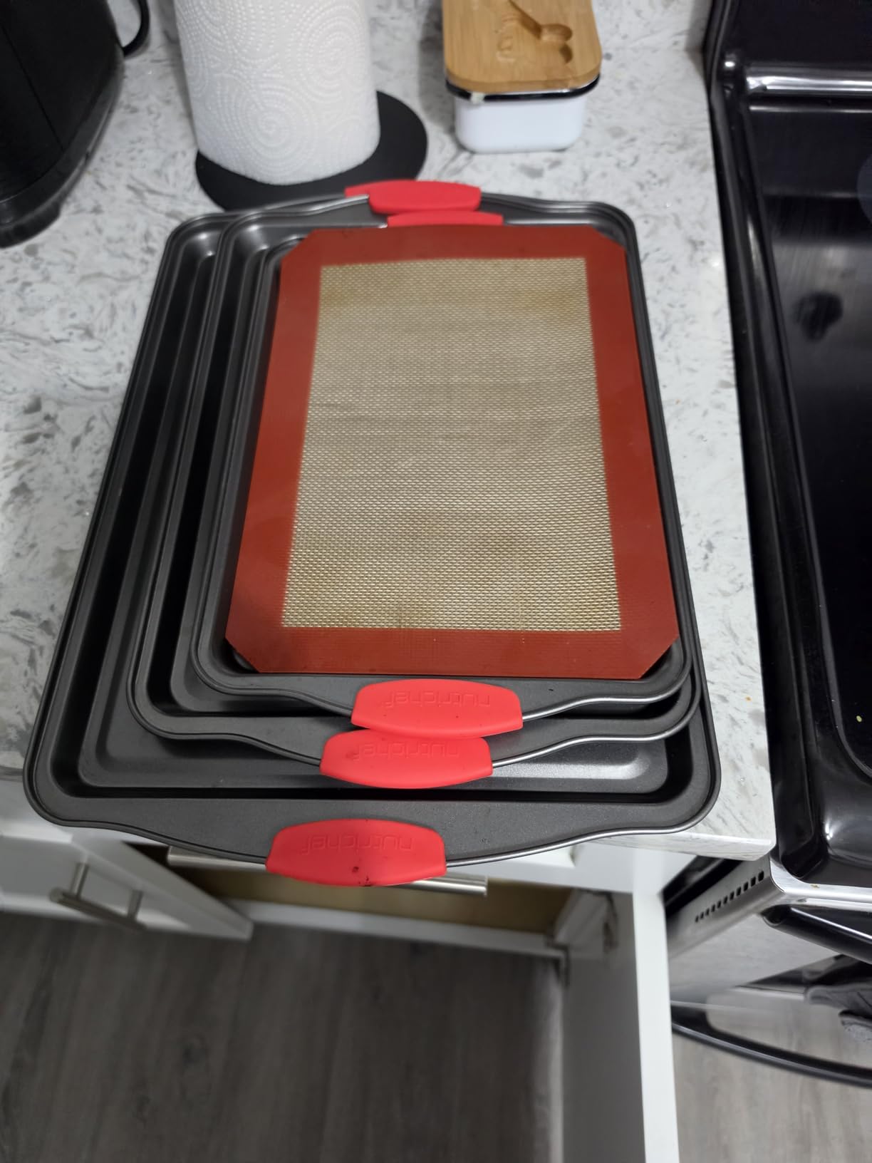 NutriChef 42-Piece Nonstick Bakeware Set | Carbon Steel Baking Pans Set with Oven Mitts, Muffin Trays, Cookie Sheets, Loaf Pan, & Accessories for Cakes, Pizza & Bread. customer photo 2