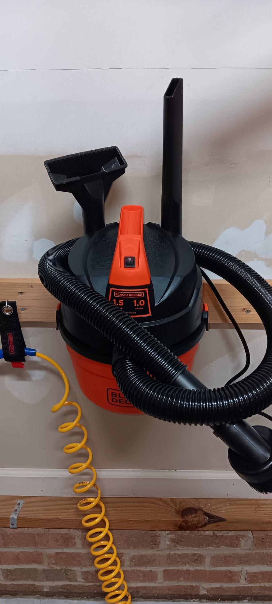 BLACK+DECKER Shop Vacuum Wet and Dry, Small Shop Vac with Accessories, 1 Gallon 1.5 Peak HP, Wall Mount Mini Vacuum for Garage, Home and Pet, 60CFM (BDXV18101P-1H) customer photo 2