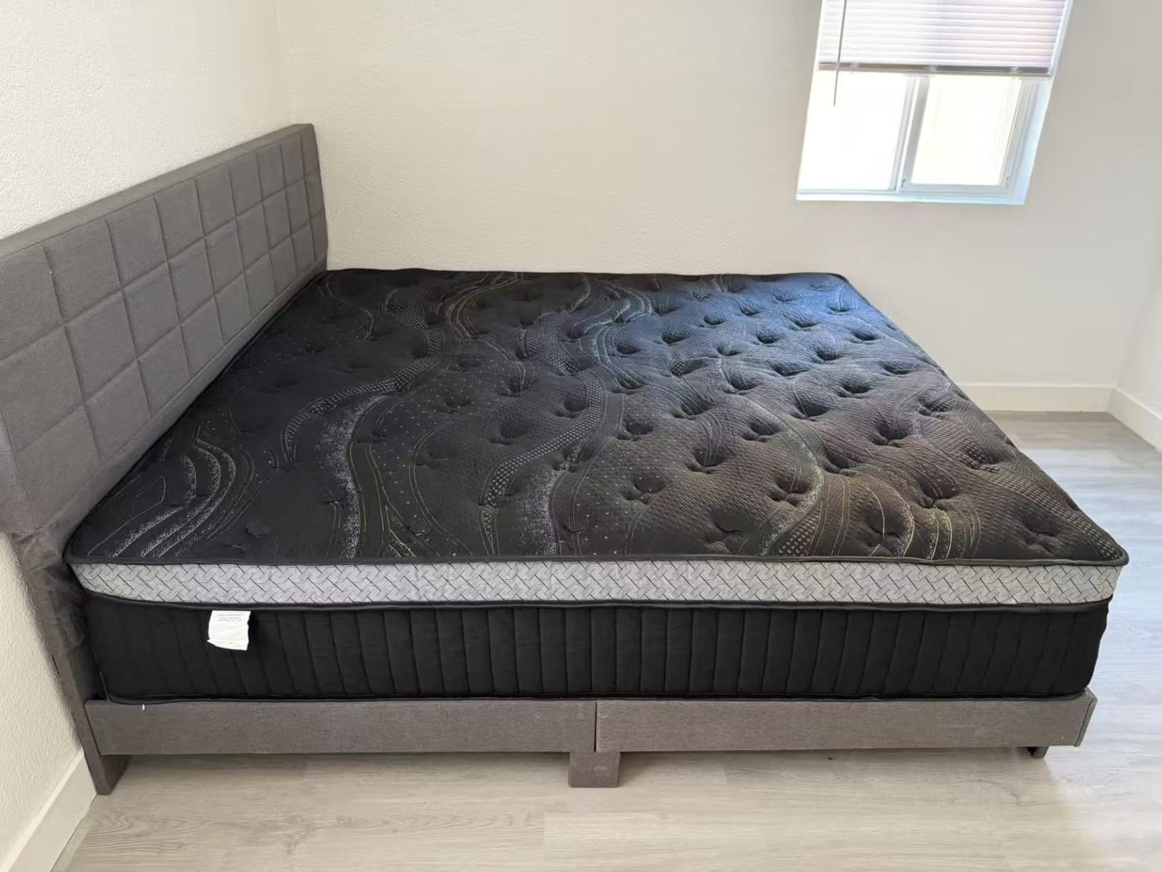 16 Inch Queen Size Mattress, Upgraded Luxury Hybrid Queen Mattress In A Box with 7-Zone Support for Cool Night & Pressure Relief, Motion Isolation, Designed in the USA, 365-Night Trial, Medium Firm customer photo 2